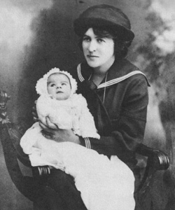 Frances with her son Oliver (aged 6 weeks), 1915 (Courtesy of Christopher Wilkinson)